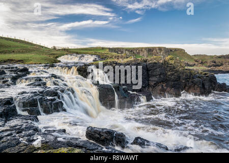 Dies ist Dunseverick fällt auf die Antrim Coast in Nordirland. Es ist ein frisches Wasser Strom, der ins Meer läuft. Es ist nur ein paar Meilen entfernt w Stockfoto