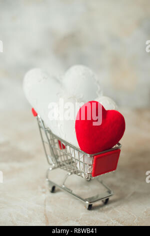 Warenkorb voller Herzen zum Valentinstag. Stockfoto