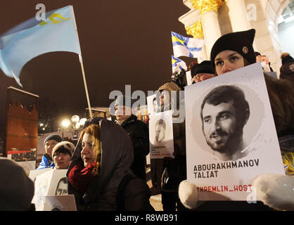 Die Demonstranten werden gesehen Holding Porträts der Ukrainer erfasst und von den Russen während der Rallye inhaftiert. Die ukrainer hielt die Kundgebung zur Unterstützung der 24 ukrainische Marine Seeleute, die von den Russen in der Straße von Kertsch Vorfall am 25. November 2018 beschlagnahmt wurden, und anderen ukrainischen politischen Gefangenen in Russland, Kriminalität und die konfliktzone im Osten der Ukraine. Am 26. November ukrainischen Parlaments stimmten für die Annahme des Kriegsrechts für 30 Tage in 10 Regionen, die Grenze zu Russland, dem Schwarzen Meer und dem Asowschen Meer. Stockfoto