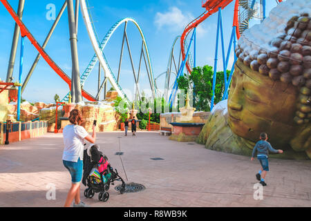 Salou, Katalonien/Spanien - 24. April 2018: Freizeitpark Port Aventura. Eine der größten unterhaltsam Park in Europa. Die Ansicht von unten auf einer Walze co Stockfoto