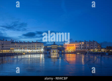 Die Lichter von Eastbourne vom Pier gesehen und im Regen nieder. Stockfoto