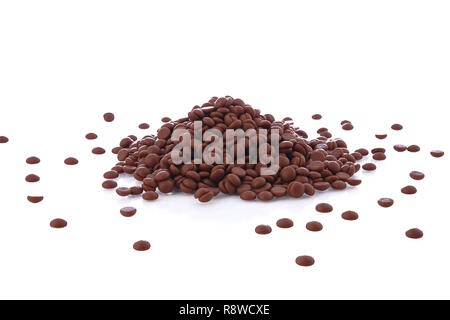 Chocolate Chips Haufen oder kleine Bonbons auf weißem Hintergrund. Stockfoto