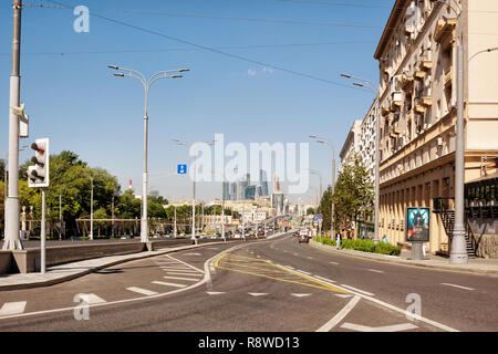 Moskau, Russland - August 9, 2018: Blick auf eine Straße im Zentrum von Moskau mit Wolkenkratzern der Stadt Moskau International Business Center im Bac Stockfoto