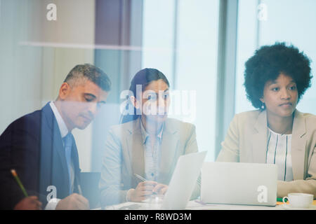 Business Personen im Konferenzraum treffen Stockfoto