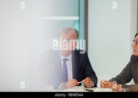 Aufmerksame ältere Unternehmer hören im Konferenzraum treffen Stockfoto