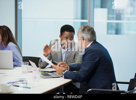 Unternehmer Schreibarbeit Diskussion im Konferenzraum treffen Stockfoto