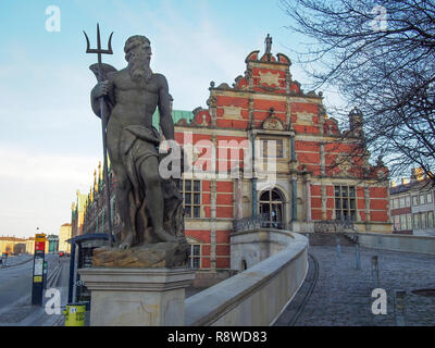 Kopenhagen, Dänemark - 10 April, 2016: Neptune Statue an Borsen von Johann Christoph Petzold in der Dämmerung Stockfoto