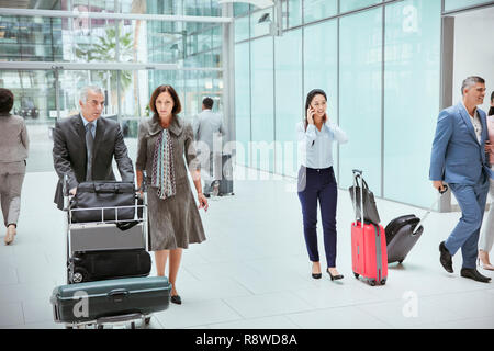 Geschäft Leute mit Gepäck in Flughafen Stockfoto