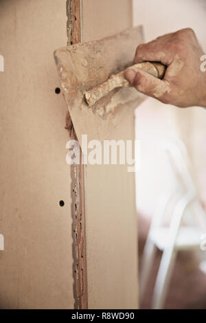 Close up Bauarbeiter verputzarbeiten Wand Stockfoto