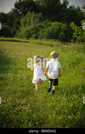 Kinder, die in einem Feld Stockfoto