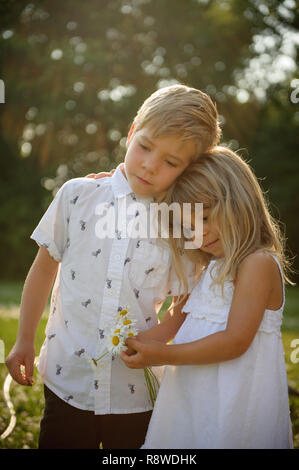 Kinder in einem Feld Stockfoto