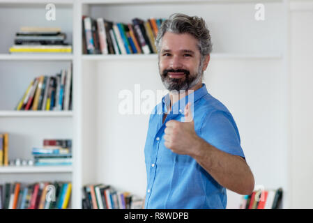 Erfolgreich im Mittleren alter Mann mit grauen Haaren indoor zu Hause Stockfoto