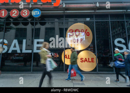 Shopper in Herald Square in New York am Samstag, 15. Dezember 2018 über die H&M-Verkauf Zeichen im Weihnachtsgeschäft. (© Richard B. Levine) Stockfoto