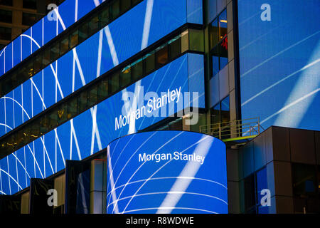 New York, New York/USA - Dezember 12, 2018 Morgan Stanley engagiert sich in der Eigenwerbung auf der digitalen Anzeige auf deren Gebäude in New York am Dienstag, 12. Dezember 2018. (Â© Richard B. Levine) Stockfoto