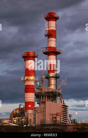 Teil einer großen Ölraffinerie und Triebwerk in der Dämmerung Stockfoto