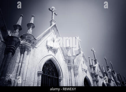 Friedhof Granit Gräber in Form von Kapellen. Ir-Filter verwendet. Farben Blau. Stockfoto