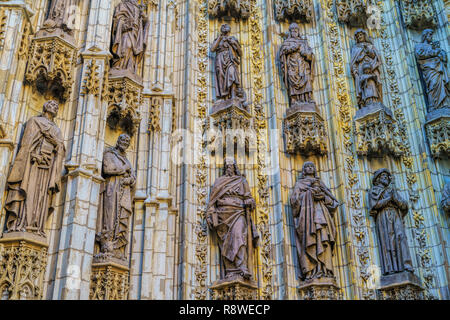 Statuen der gotische Puerta de Campanilla Eingangstür der Kathedrale von Sevilla, Spanien Stockfoto