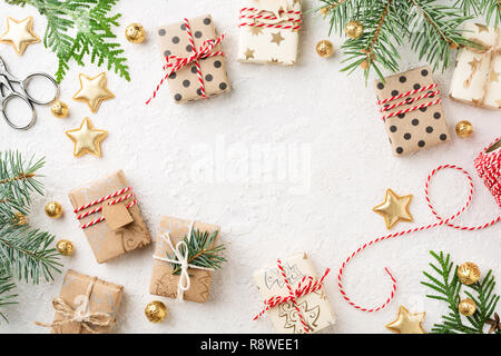 Weihnachten Geschenkboxen, Dekorationen, Bäcker Garn & Fichte auf weißem Hintergrund. Eingepackte Geschenke, Weihnachten Vorbereitung. Kopieren Sie Platz. Stockfoto