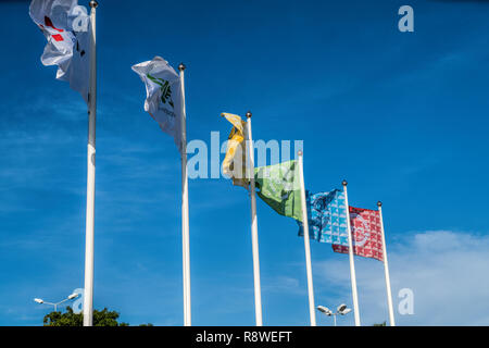 Flaggen verschiedener Länder auf einem Hintergrund von Blue Sky Stockfoto