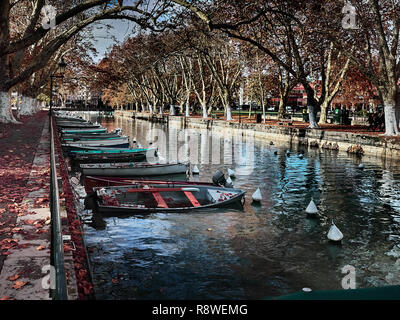 Screenshot des schönen Canal du Vassè das bringt die romantische Pont de Amours in Annecy, Frankreich. Der Kanal ist voller Boote. Die Aufnahme wird in einem genommen Stockfoto