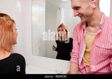 Junges Paar sprechen in Hotel Bad, während Frau fertig ist. Stockfoto