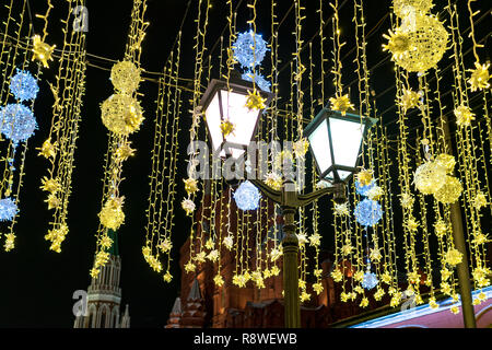 Moskau, Russland - 16 Dezember 2018: Neues Jahr und Weihnachten Straße Dekorationen auf nikolskaya Street im Winter Stockfoto