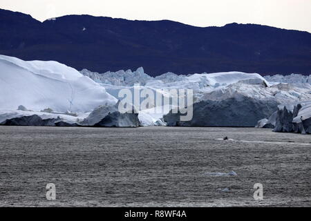 Eisberge stauen sich / Dm Jakobshavn Isbrae (Südlicher Gletscher) einer Untiefe vor dem Übergang zur Disko-Bucht. Stockfoto