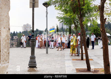 JERUSALEM, Israel - 20 SEPTEMBER 2017: Gruppe der Ukrainischen Touristen in der Altstadt von Jerusalem in der Nähe von Jaffa Gate Stockfoto