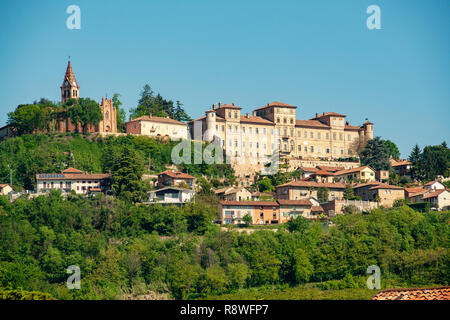 Das Dorf und die Burg von Magliano Alfieri, Piemont, Italien Stockfoto