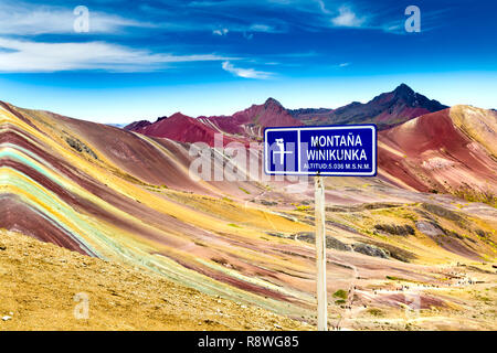 Schild mit dem Namen des Berges Montana Winikunka Vinicunca'' in der Höhe 5036 m, Rainbow Berg, Cusco, Peru Stockfoto
