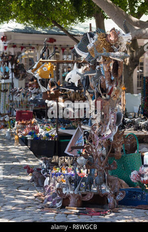 Afrikanische Souvenirs und kreative Produkte oder Gegenstände zum Verkauf und Anzeige auf einem Straßenmarkt in Jubilee Square in Simonstown, Cape Peninsula Abschaltdruck Stockfoto