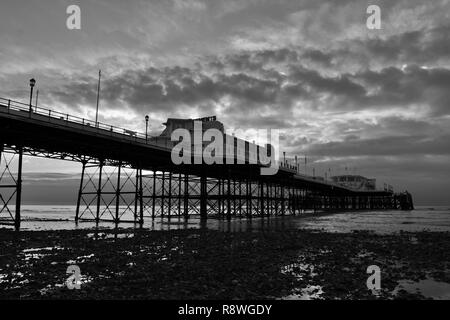 Schwarz-weiß Foto von Worthing Pier in der Morgendämmerung Stockfoto