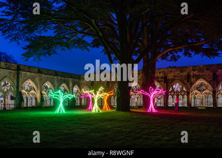 'Lumen' von David Ogle im Kreuzgang Garth der Kathedrale von Salisbury als Teil der "Von der Finsternis zum Licht Kunst Illuminationen", England, Großbritannien Stockfoto