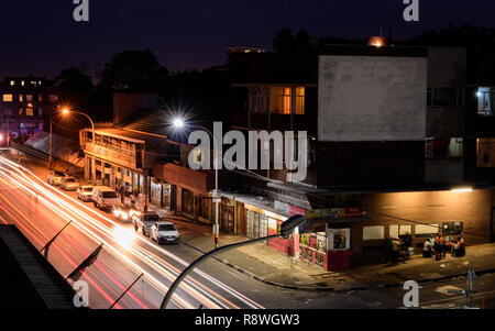 Auf der Suche nach Osten entlang Albertina Sisulu Straße, Troyeville, Johannesburg. Der Name der Straße ändert sich der ANC kraftvolles zu ehren. Geboren 1918. Starb 2011. Stockfoto