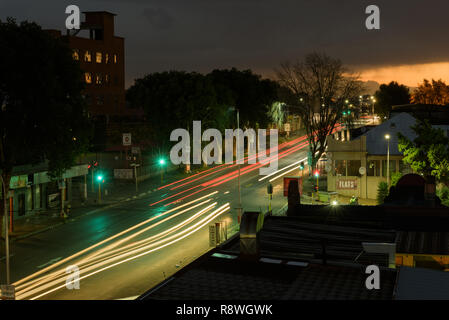 Auf der Suche nach Westen entlang der Albertina Sisulu Straße, Troyeville, Johannesburg. Der Name der Straße ändert sich der ANC kraftvolles zu ehren. Geboren 1918. Starb 2011. Stockfoto