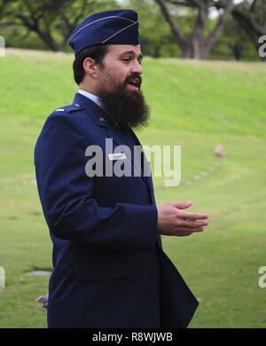 .S. Air Force 1 Lt Abgabe Pekar, Rabbiner Kaplan auf der Nellis Air Force Base, Nev zugewiesen, führt den Grabstein Austausch Zeremonie an der Nationalen Gedenkstätte Friedhof der Pazifik, von Personalsgt zu ehren. Jack Weiner, U.S. Army Air Forces, 28.02.2017. Weiner starb 1945 bei einem Luftangriff in Japan und war ursprünglich mit einem Tombstone mit einem christlichen Kreuz anstelle der geforderten David Stern beigesetzt. Stockfoto