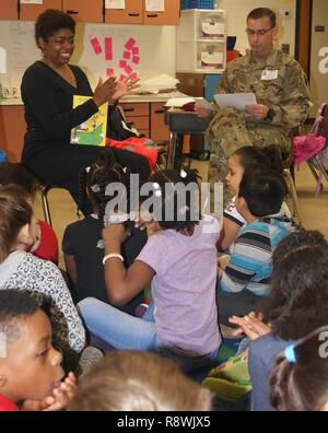 (Von links nach rechts) 80 Ausbildung Befehl Soldaten Oberstleutnant Clarissa Taylor und Maj. Scott Randall für Kinder lesen Sie während Ihres Besuchs bei Hopkins Volksschule in Chesterfield, Va., am 2. März 2017, zu Ehren von Dr. Seuss' Geburtstag und lesen Sie über Amerika Tag. Stockfoto