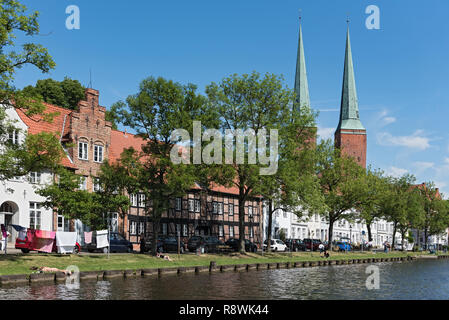 St. Marys Kirche und traditionelle Häuser auf der Trave, Lübeck, Deutschland Stockfoto