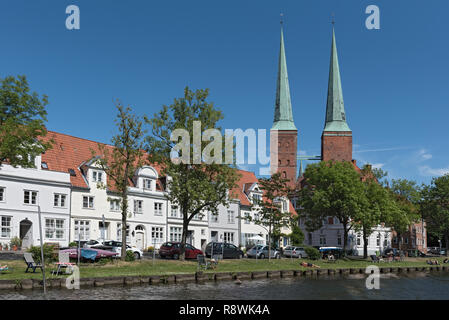 St. Marys Kirche und traditionelle Häuser auf der Trave, Lübeck, Deutschland Stockfoto