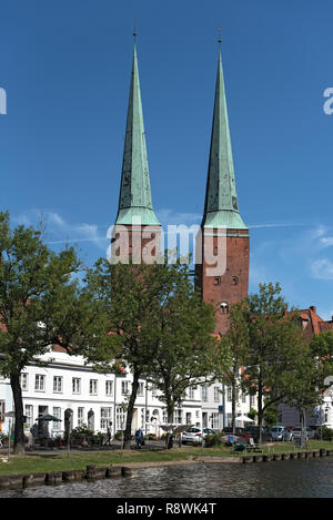 St. Marys Kirche und traditionelle Häuser auf der Trave, Lübeck, Deutschland Stockfoto