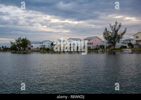 Blick auf Wohnhäuser auf der Ocean Shore während einer lebhaften bewölkter Sonnenuntergang. In Key West, Florida Keys, Usa. Stockfoto