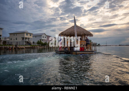 Key West, Florida, Vereinigte Staaten - 2 November, 2018: Touristen sind, genießen Sie Getränke auf einem Schiff während eines bewölkten Sonnenuntergang. Stockfoto