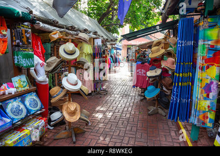 Key West, Florida, Vereinigte Staaten - 2 November, 2018: Waren in der Innenstadt in der Straße während eines belebten sonnigen Tag verkauft wird. Stockfoto