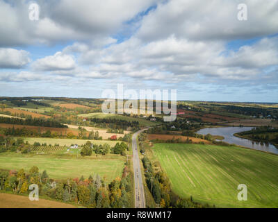 Antenne mit Panoramablick auf die Landschaft von Feldern an einem sonnigen Tag. In der Nähe von New Glasgow, Prince Edward Island, Kanada. Stockfoto