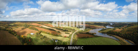 Antenne mit Panoramablick auf die Landschaft von Feldern an einem sonnigen Tag. In der Nähe von New Glasgow, Prince Edward Island, Kanada. Stockfoto