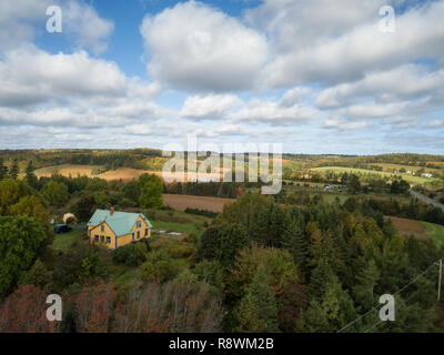 Antenne Querformat von Feldern an einem sonnigen Tag. In der Nähe von New Glasgow, Prince Edward Island, Kanada. Stockfoto