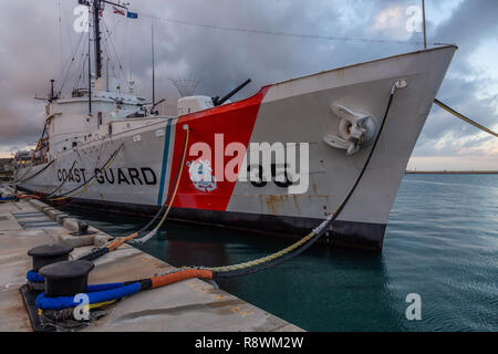 Key West, Florida, Vereinigte Staaten - 2 November, 2018: Blick auf die Küstenwache Schiff Zerstörer an der Truman Waterfront Park während einer bewölkt Sonnenaufgang. Stockfoto