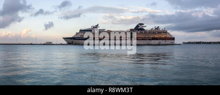 Key West, Florida, Vereinigte Staaten - 2 November, 2018: Panoramablick von Truman Waterfront Park von Kreuzfahrtschiffen bei einem Sonnenaufgang. Stockfoto