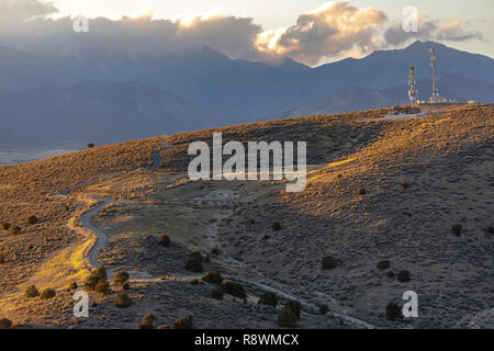 Antenne auf einem Hügel mit Wolken und Berg hinter Stockfoto