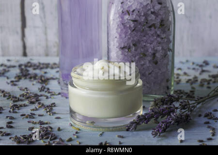 Hausgemachte lavendel Gesichtscreme auf weißem Hintergrund aus Holz mit Salzen und Lavendel tonic Stockfoto